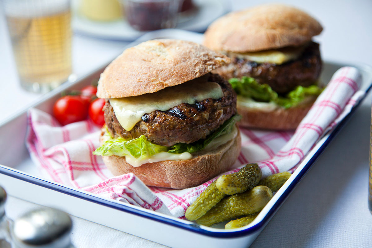 Hamburgare av nötstek med karamelliserad lök