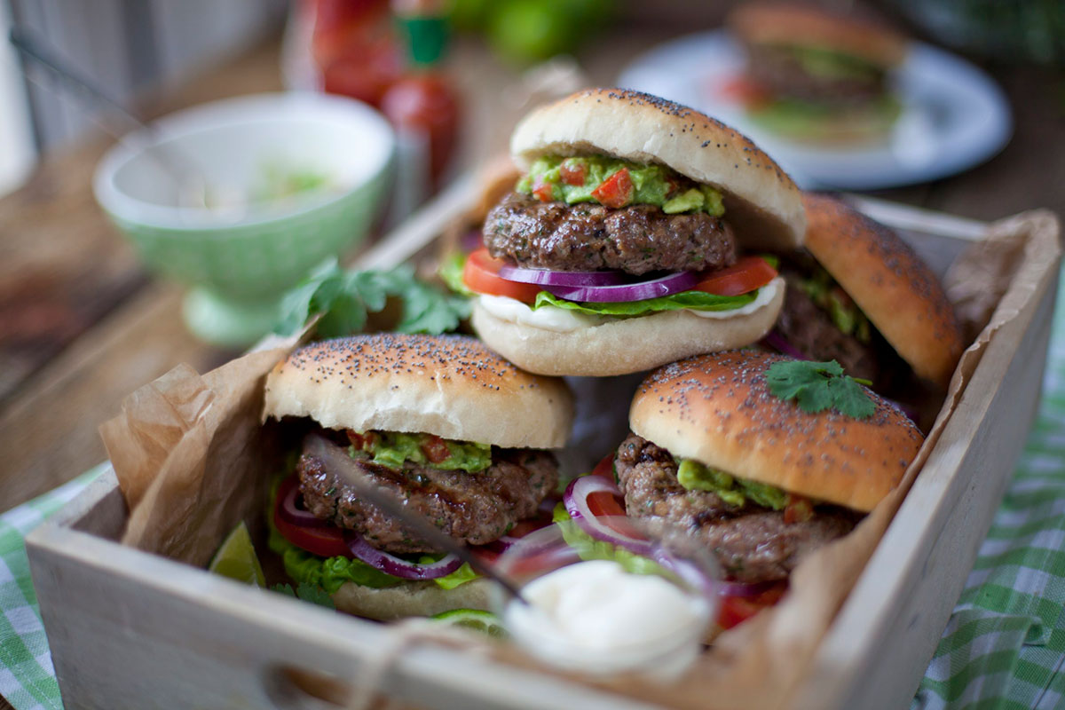 Grillade hamburgare med guacamole